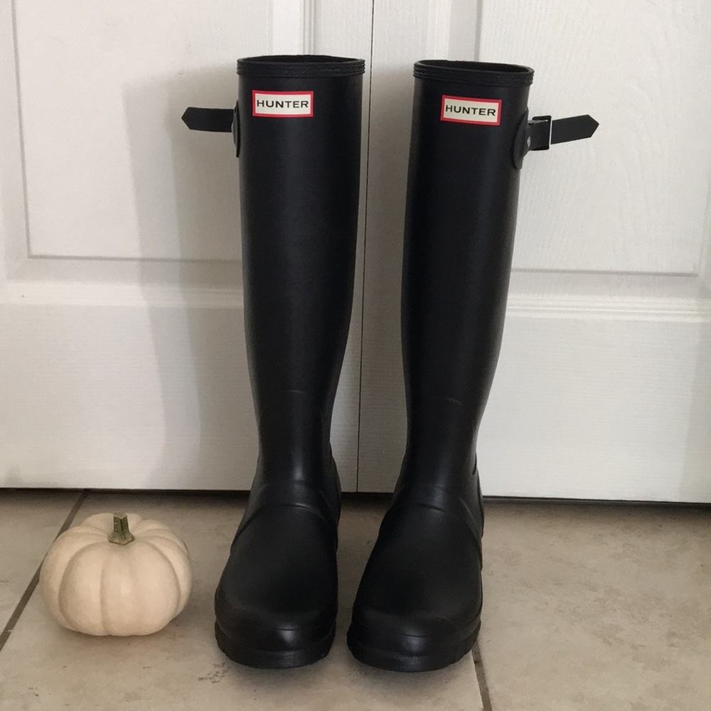 Women’s matte black hunter rain boots ☔️